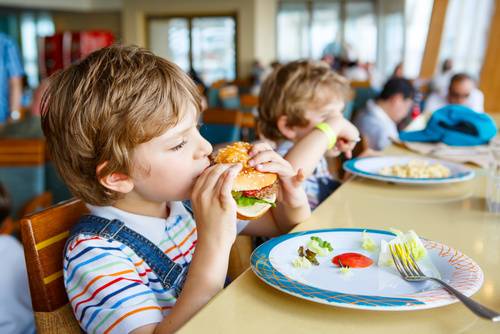 Des menus à thèmes rythmant les assiettes des enfants en Auvergne Rhône-Alpes